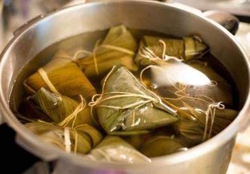 煮粽子用冷水还是热水 糯米粽子的功效与作用