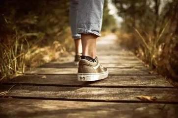 坚持走路对身体有哪些好处 走路养生的注意事项